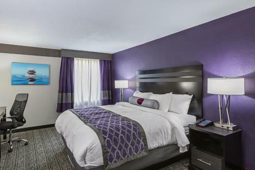 Hotel Clarion Inn & Suites Near Downtown