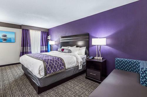 Hotel Clarion Inn & Suites Near Downtown