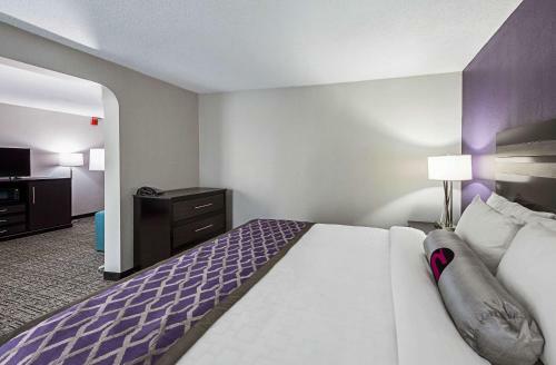 Hotel Clarion Inn & Suites Near Downtown