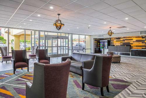 Hotel Clarion Inn & Suites Near Downtown