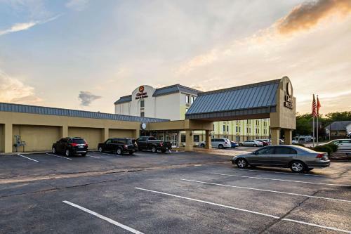 Hotel Clarion Inn & Suites Near Downtown