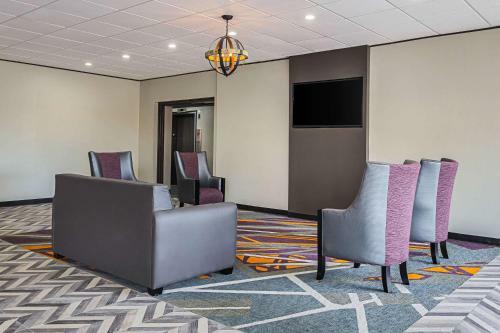 Hotel Clarion Inn & Suites Near Downtown