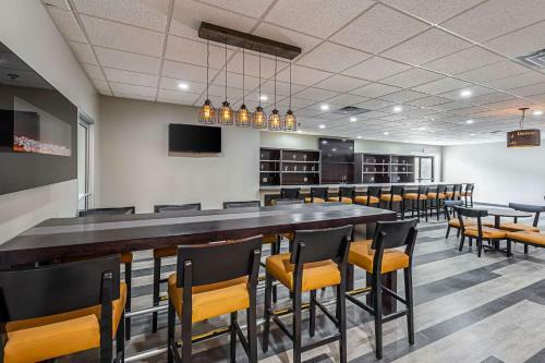 Hotel Clarion Inn & Suites Near Downtown
