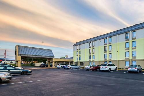 Hotel Clarion Inn & Suites Near Downtown