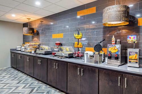 Hotel Clarion Inn & Suites Near Downtown