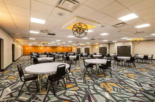 Hotel Clarion Inn & Suites Near Downtown