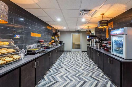 Hotel Clarion Inn & Suites Near Downtown