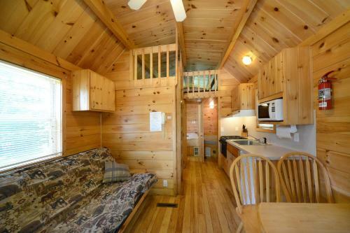 Lake George Escape 28 Ft. Cabin 6