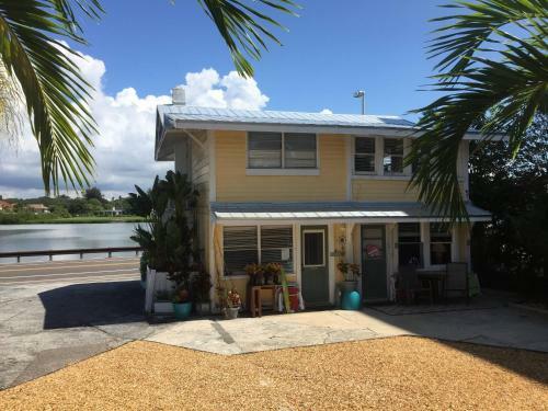 Apartamentos Sun N Fun Beachfront Vacation Rentals