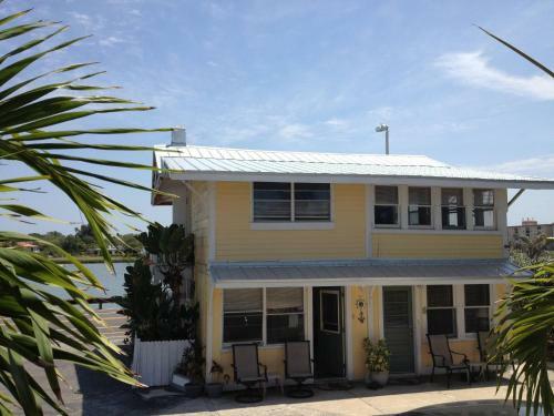 Apartamentos Sun N Fun Beachfront Vacation Rentals
