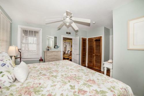 Apartamentos Sun N Fun Beachfront Vacation Rentals