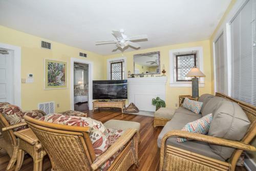 Apartamentos Sun N Fun Beachfront Vacation Rentals