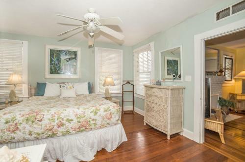 Apartamentos Sun N Fun Beachfront Vacation Rentals