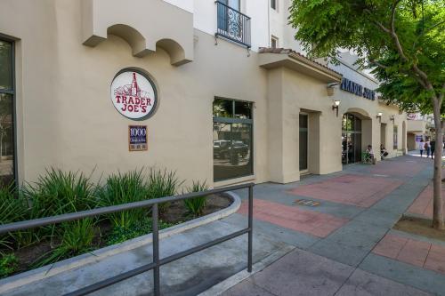 Wilshire Apartment 517