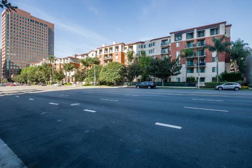 Wilshire Apartment 517
