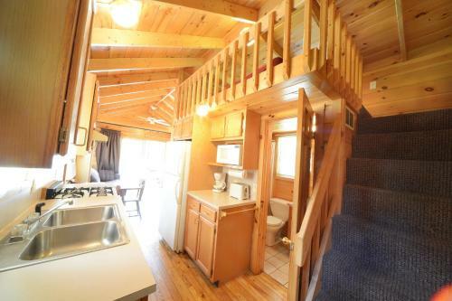 Lake George Escape 28 Ft. Cabin 7