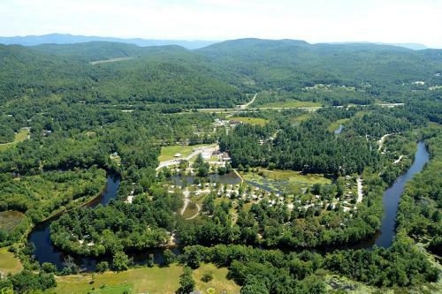 Lake George Escape 28 Ft. Cabin 7