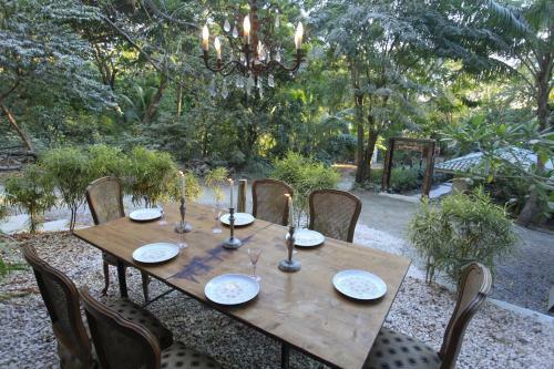 Bed & Breakfast Makanas Beach Bungalows