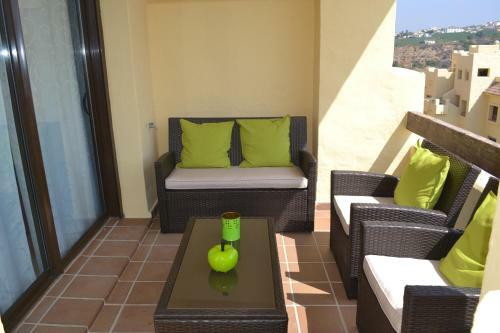 Duquesa Village Apartemento 2115