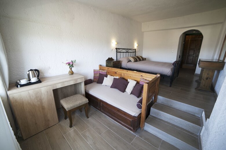 Elpida Hotel