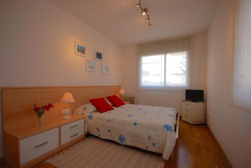 Lets Holidays Cozy Pool Apartment