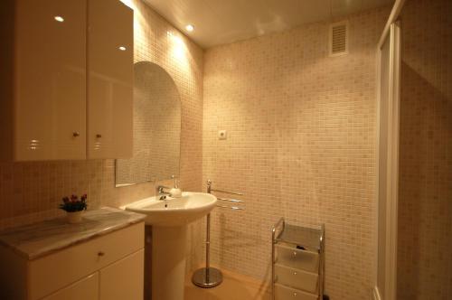 Lets Holidays Cozy Pool Apartment