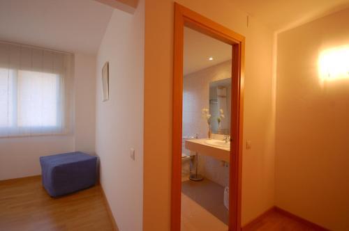 Lets Holidays Cozy Pool Apartment