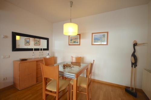 Lets Holidays Cozy Pool Apartment