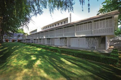 Lone Pine Hotel