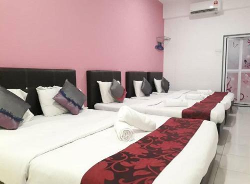 Hostal Max Ferringhi Hotel