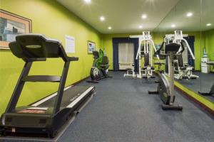 Holiday Inn Express Hotel  Suites Tower Cente