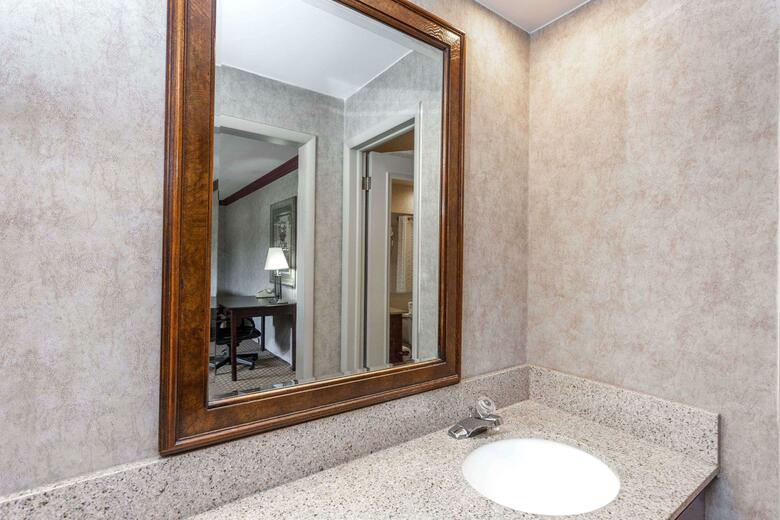 Hotel Days Inn & Suites By Wyndham Roseville/detroit