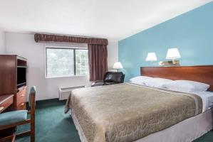 Super 8 Westbrook Hotel