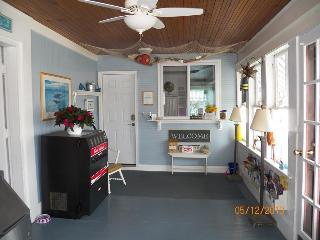 Hotel Coast Village Inn & Cottages