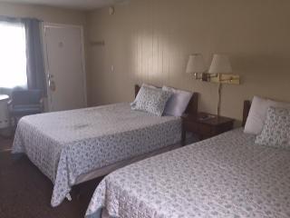 Hotel Coast Village Inn & Cottages