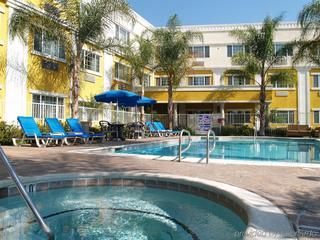 Holiday Inn Express Hotel & Suites