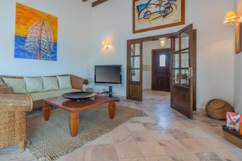 Alcudia Villa Sleeps 8 Pool Wifi