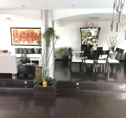 La Casa De Moni