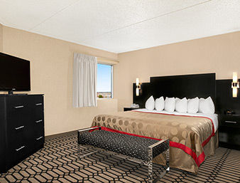Ramada Plaza Fargo Hotel And C
