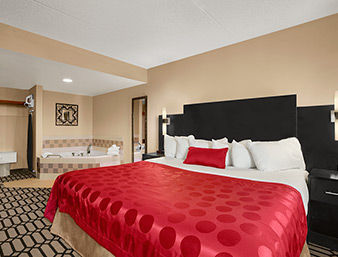 Ramada Plaza Fargo Hotel And C