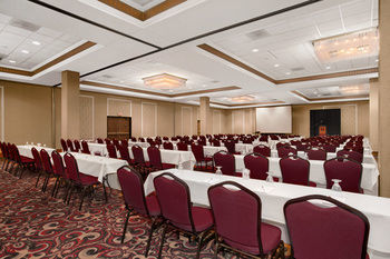 Ramada Plaza Fargo Hotel And C