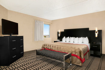 Ramada Plaza Fargo Hotel And C