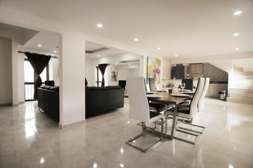 Beautiful 13 Br House In The Old City