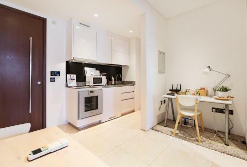 Marina Bay Area Balcony Apartment