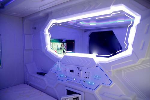 Met A Space Pod @ Chinatown