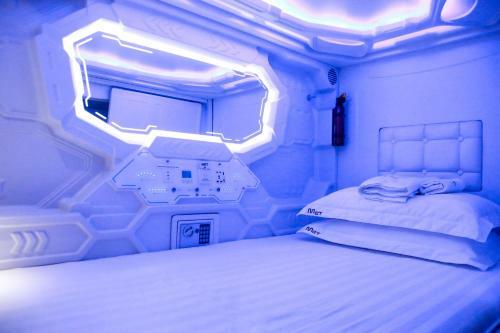Met A Space Pod @ Chinatown