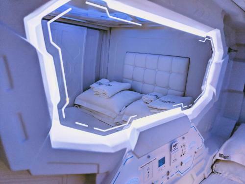 Met A Space Pod @ Arab Street