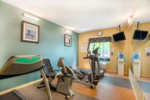 Holiday Inn Express Hotel & Suites Woodbridge
