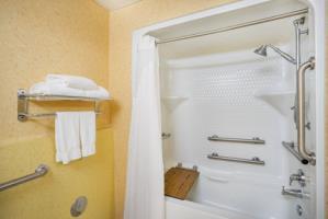 Holiday Inn Express Hotel & Suites Woodbridge