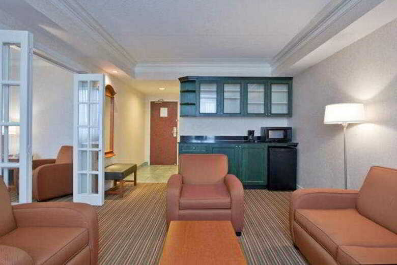 Hotel Holiday Inn Express Whitby Oshawa